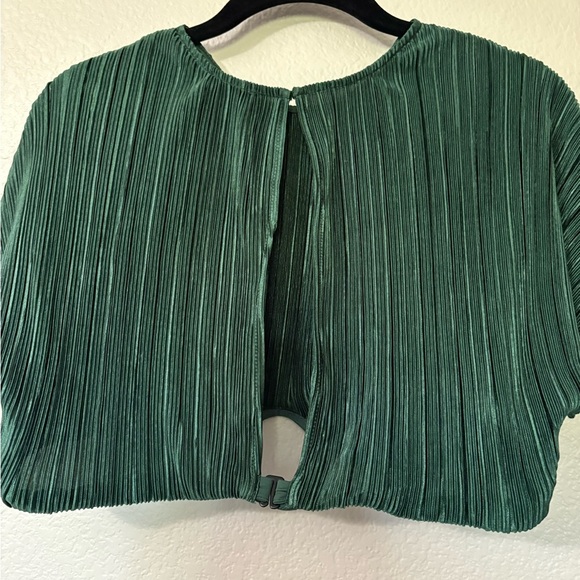 Onia Plisse Forrest Green Ribbed Flutter Sleeve Crop Blouse with Open Back. - Picture 4 of 16